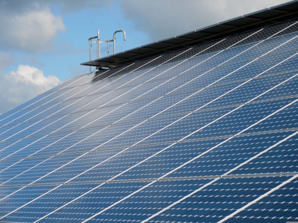 solar cells g704cb1965 1920 e1664355336392 1024x768 - SOLARZENTRUM NIEDERSACHSEN: Wie das Unternehmen die regionale Wirtschaft durch erneuerbare Energien stärkt